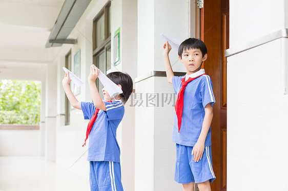 下课在走廊上玩飞机的小学生图片