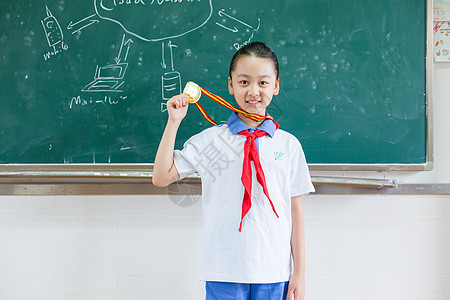 带着金牌奖牌的小学生图片