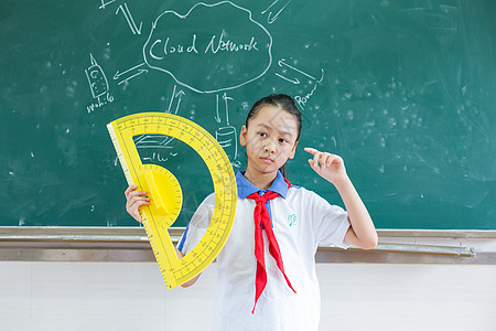 站在教室黑板前思考问题的小学生图片