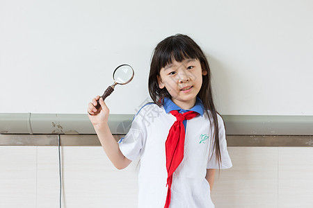 站在教室黑板前思考问题的小学生图片