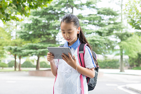 学知识小学生使用平板电脑边走边学背景