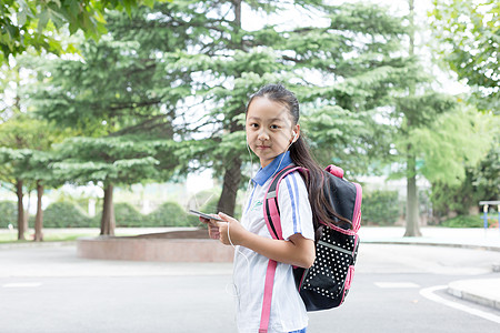 学知识小学生使用平板电脑边走边学背景