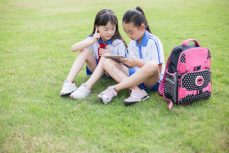 小学生使用平板补课学习图片