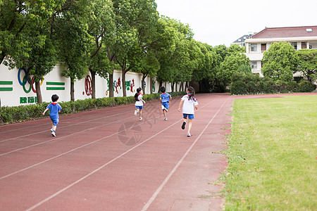 操场上跑步运动的小学生图片