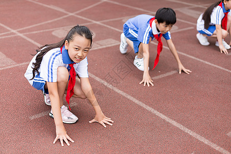 操场上跑步运动的小学生背景图片