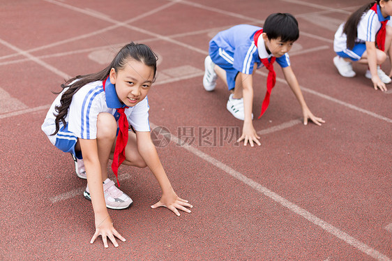 操场上跑步运动的小学生图片