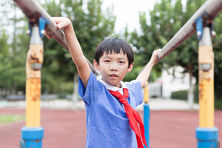 在操场上运动玩耍的小学生男生图片