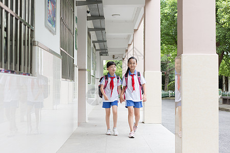 一起放学走路回家的同学图片素材