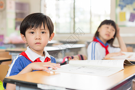 课堂上认真上课的小学生同学图片