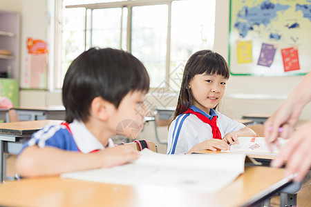 课堂上认真上课的小学生同学图片