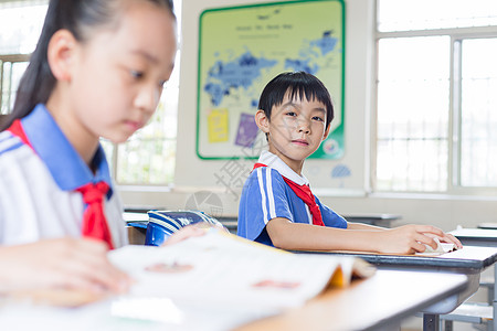 课堂上认真上课的小学生同学图片