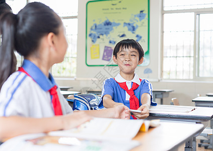 上课递纸条的小学生高清图片