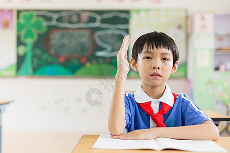 课堂上认真学习举手发言的同学高清图片