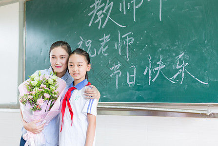 给老师拥抱教师节送花给老师的小学生背景