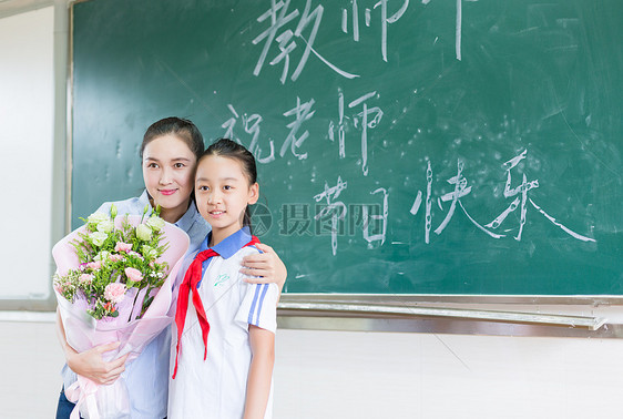 教师节送花给老师的小学生图片