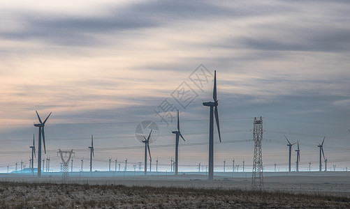 荒漠草原云雾中的发电风车背景