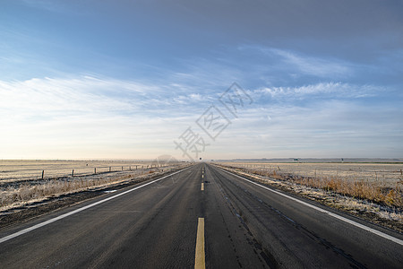  没有尽头新疆广阔公路背景