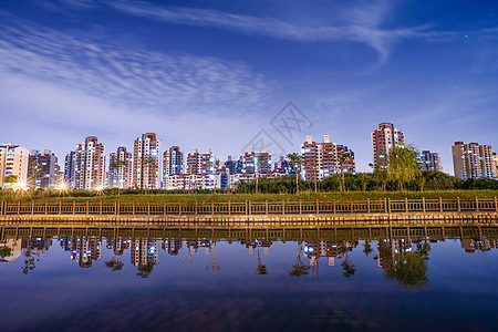 高楼夜景灯光闪烁倒影高清图片