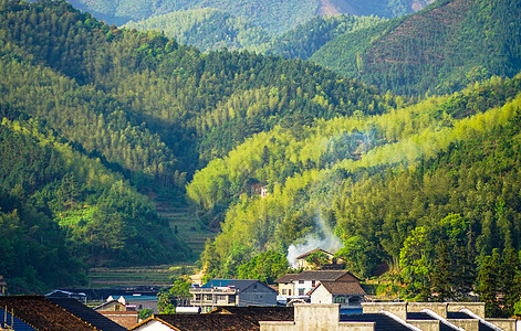 层层叠叠的绿山和炊烟袅袅的小镇图片