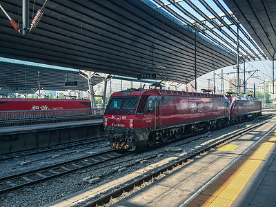 北京西站的和谐号火车头背景图片