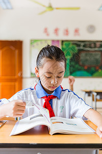 课堂女生认真在学习图片