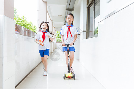 小学课间女生们玩滑轮车图片