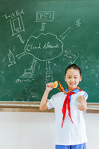 小学教室开心女生拿着奖牌图片