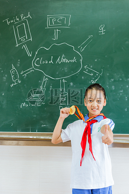 小学教室开心女生拿着奖牌图片