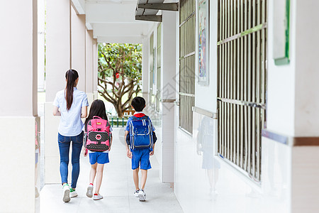 老师和孩子们课间老师带学生们上课背景