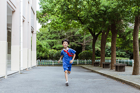 课间休息男生教室外跑步高清图片