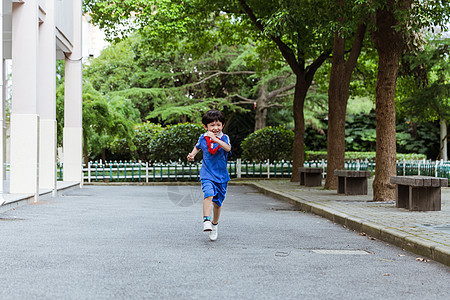 儿童跑步课间休息男生教室外跑步背景