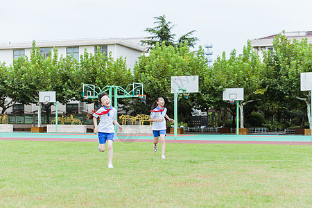 孩子奔跑操场草地两姐妹在奔跑背景