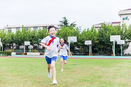 孩子草地操场草地两姐妹在奔跑背景