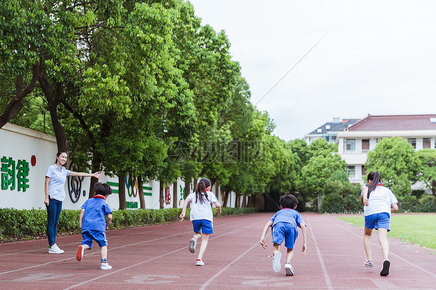 老师看孩子们在操场上奔跑图片