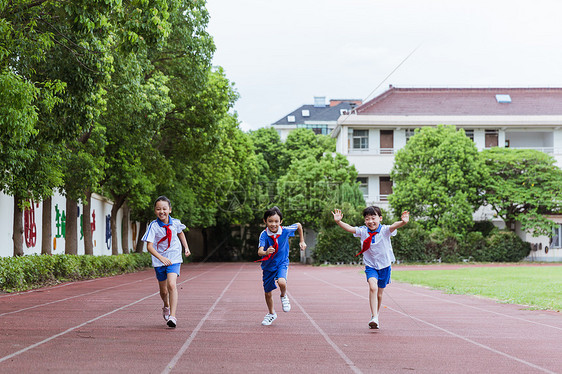 小学生们课间操场玩乐奔跑图片