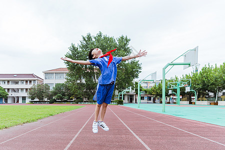 校园操场男生开心跳起图片