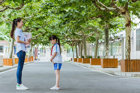 国际儿童日教师节学生给老师献花背景