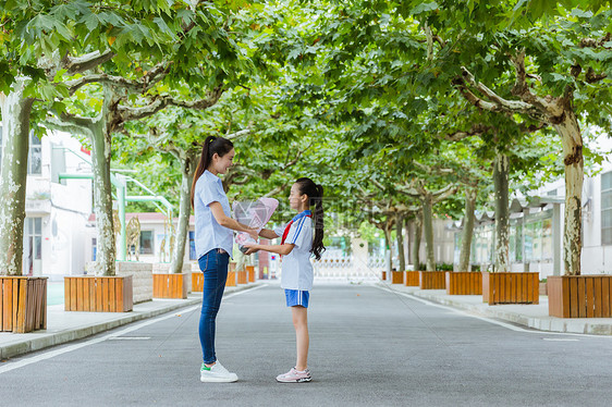 教师节学生给老师献花图片