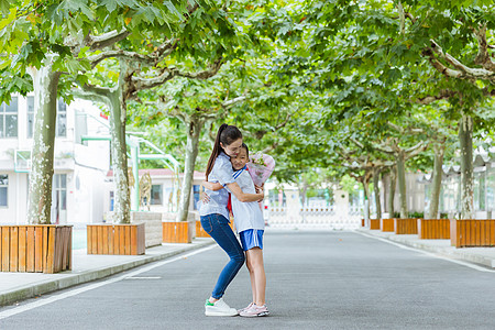 教师节献花学生和老师拥抱图片