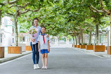 国际儿童日教师节学生给老师献花背景