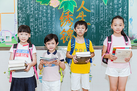 抱着书本的小学生们图片