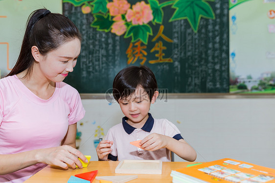 教师节课堂教师教学生搭积木图片