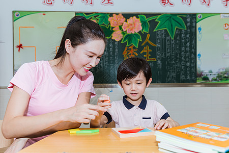 教师节课堂教师教学生搭积木图片