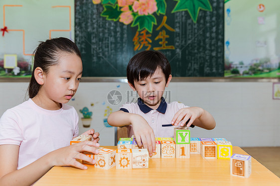 学校课间休息学生玩积木图片