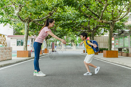 小学生跳绳教师节男生奔向老师怀抱背景