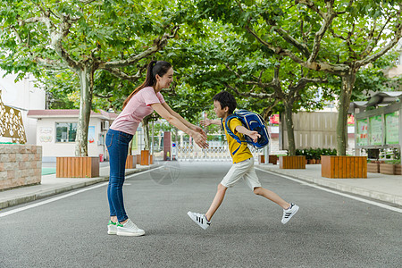 小学生跳绳教师节男生奔向老师怀抱背景