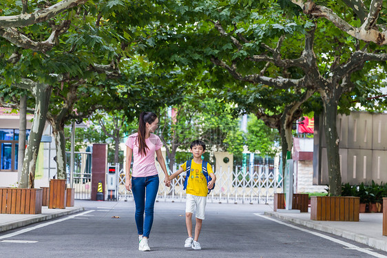 校园亲子妈妈牵着儿子上学图片