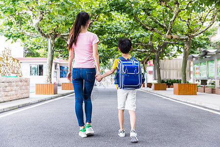 母子牵手步行校园亲子妈妈牵着儿子上学背景