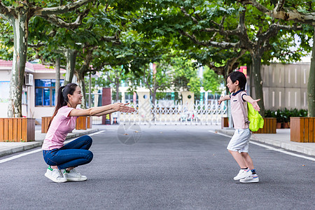 教师节男生奔向老师怀抱图片