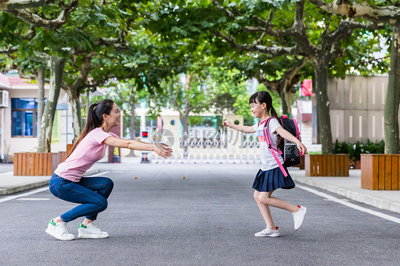 教师节女生奔向老师怀抱图片